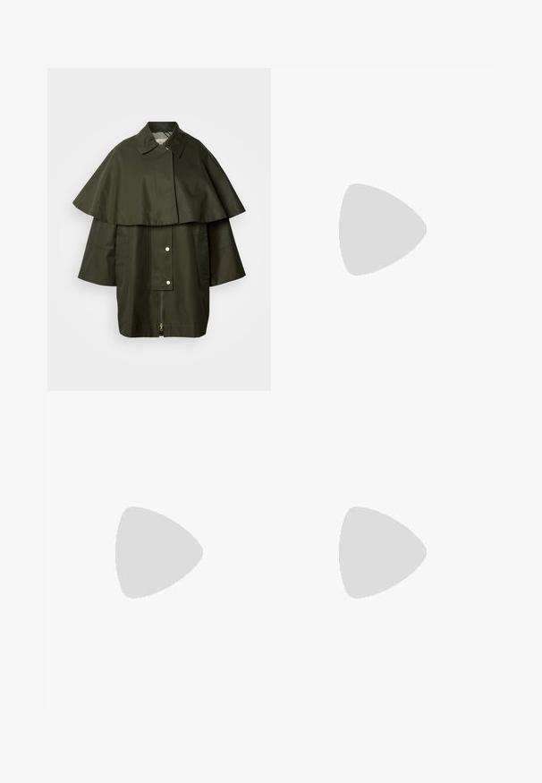 Manteau vert olive résistant à l'eau avec un design de cape large superposée, manches oversize, deux poches avant et une fermeture éclair frontale avec pressions.; Blouse blanche à manches longues avec col pointu, taille cintrée et étiquette de marque visible "Gestuz" à l'intérieur du col.; Jeans larges noirs en jean, dotés d'une taille à cordon de serrage, de cinq poches et de détails de couture contrastés. Design à l'avant plat.; Botte noire en cuir, montant jusqu'au genou, avec un bout rond, un-dessus légèrement texturé et une semelle en caoutchouc. Équipée d'un panneau latéral pour un enfilage facile.