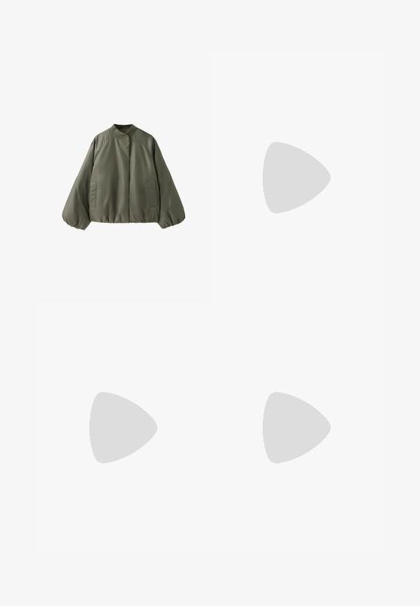 Olivengrøn bomberjakke med opretstående krave, lange oppustede ærmer, forlommer og elastisk kant og manchetter.; Grå cropped sweatshirt med rund halsudskæring, droppe skuldre, lange ærmer med ribbede manchetter, lavet af blødt bomuldsblandingsmateriale, minimal tekstur.; Grå sweatpants med bred bendesign, blød tekstur og elastisk talje, uden synlige mønstre eller hardwaredetaljer.; Lav ankel grå ruskind vinterstøvle med blødt foer og beige gummisål, vist fra siden på en ensfarvet hvid baggrund.