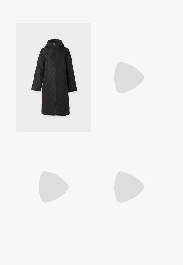 Long manteau matelassé noir avec capuche et fermeture éclair intégrale à l'avant, conçu pour la chaleur et la protection contre les intempéries.; Pull rayé en gris foncé et blanc, col rond, manches longues, arborant des rayures horizontales et des poignets et un ourlet côtelés. Matière tricotée douce.; Jean évasé noir taille haute en denim, avec une fermeture à bouton, des poches latérales et une texture lisse.; Bottine en cuir noir avec un bout pointu, une silhouette élégante et un talon carré massif. Texture lisse avec des détails de couture minimalistes.