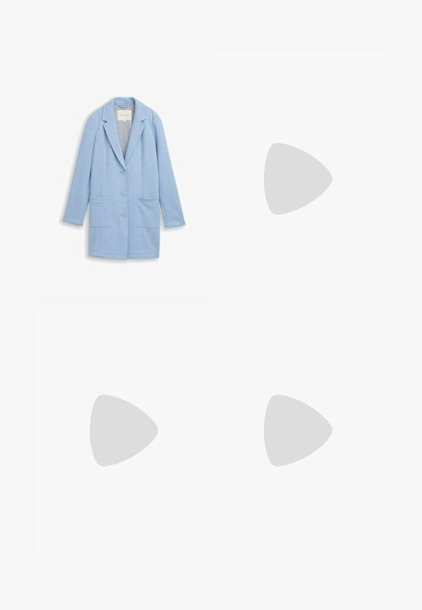 Lyseblå, langærmet blazer med hakkede slag, tre knapper foran og to store påsyede lommer på hvid baggrund.; Lys blå kortærmet skjorte i et åndbart stof, med v-halsudskæring og en subtil tekstureret mønster over hele. ; Lys blå denim jeans med lige pasform, elastisk snøre i taljen, opretstående nederste kant og forlommer. Designet med diskret slid.; Hvid lavtop sneaker med sølvstriber, hvide snørebånd og en lys brun gummisål, vist fra siden på en hvid baggrund.