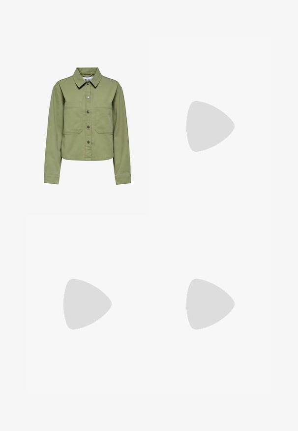 ONLY ONLDREW - Cowboyjakker - aloe; Hvid bomulds t-shirt med et lille rødt hjerte broderet på venstre bryst. Klassisk rund halsudskæring og korte ærmer.; Grønne, løstsiddende bukser med elastisk talje og justerbar snor. Lavet af blødt stof med lige ben og ingen synlige lommer.; adidas Originals SAMBA OG - Sneakers - cream white/collegiate green