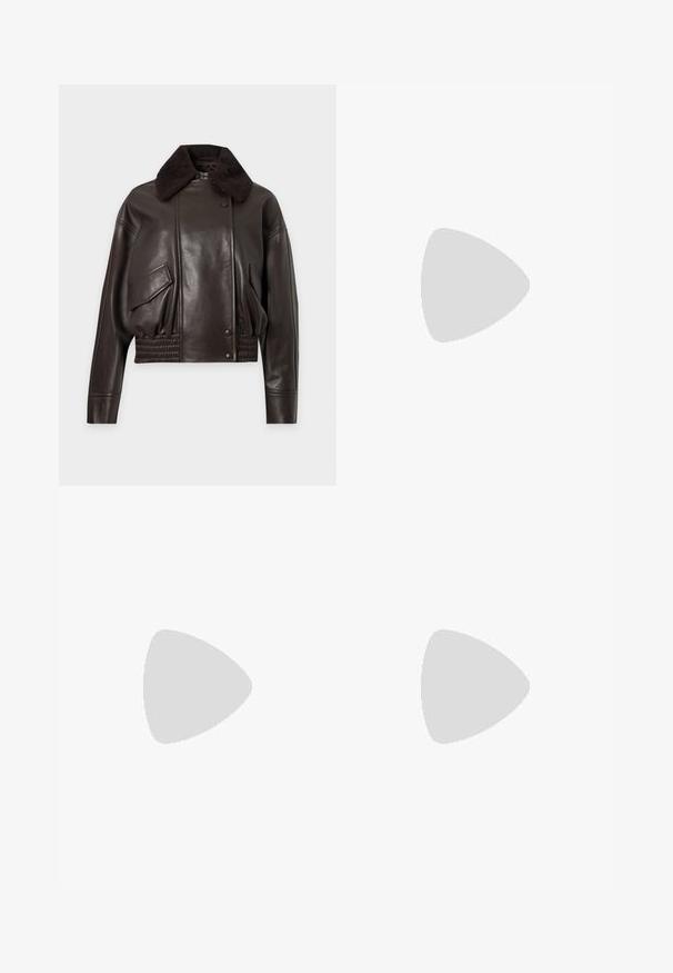 Veste en cuir marron foncé avec grand col texturé, poches avant à rabat, fermeture par boutons et taille élastique, présentée sur fond uni.; T-shirt blanc à manches courtes avec texte rouge "C'EST MIEUX À STIEGLITZ" centré près de la partie supérieure de la poitrine.; Jean en denim noir taille haute avec une jambe évasée, présentant des coutures visibles, un design à cinq poches et des accents en métal cuivré.; Bottines en cuir noir à texture lisse, bout pointu et talon stiletto mince. Dotées d'une fermeture éclair latérale pour un enfilage facile.