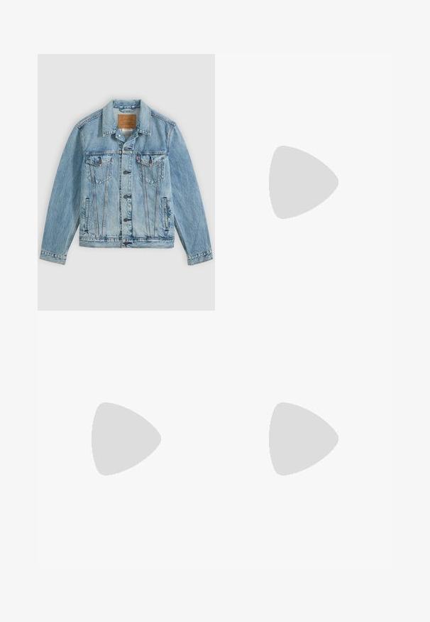 Hellblaue Jeansjacke mit Knopfleiste vorne, zwei Brustklappentaschen mit Knöpfen und zwei seitlichen Leistentaschen, flach auf grauem Hintergrund liegend.; Helles blaues Denimhemd mit langen Ärmeln, einem spitzen Kragen, zwei Brusttaschen und einer durchgehenden Knopfleiste. Verfügt über weiße Knöpfe und Kontrastnähte.; Hellblaue Jeans aus Denim, mit geradem Bein, fünf Taschen, kontrastierenden Nähten und einem Knopfverschluss am Bund.; Weißer und hellgrauer Sneaker mit niedrigem Schaft, Mesh- und Wildlederpaneelen, weißen Schnürsenkeln und einer braunen Gummisohle auf neutralem Hintergrund.
