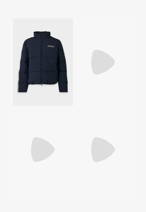 Veste matelassée bleu marine avec col montant, fermeture éclair devant, logo de marque sur la poitrine et détail de bande de marque sur les manches.; Polo shirt noir à manches longues en coton, doté d'une patte de boutonnage à trois boutons et d'un logo brodé jaune contrastant sur la poitrine.; Jean en denim bleu coupe droite avec des zones délavées et plusieurs patches usés sur l'avant des cuisses et des genoux.; Baskets blanches avec dessus en daim et cuir texturé. Caractérisées par un bout arrondi, une fermeture à lacets et une semelle en caoutchouc beige contrastante.