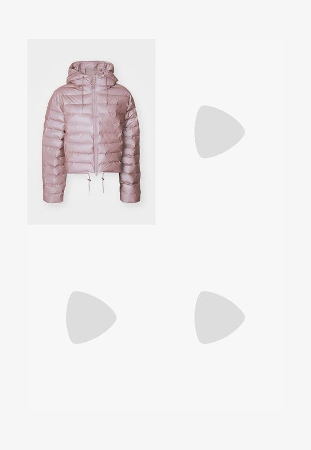 Chaqueta acolchada rosa con capucha, diseño recortado, acolchado vertical, cierre frontal con cremallera y cordones ajustables en el dobladillo y la capucha.; Camiseta deportiva de manga larga en azul oscuro, con cuello tipo zip, capucha y agujeros para los pulgares. Tejido texturizado con un patrón geométrico. Logo en el pecho.; Pantalones cortos deportivos negros con una textura suave, diseño ajustado y una cinturilla alta. Presentan costuras en contraste y un pequeño logo en la parte inferior de la pierna.; Zapatilla deportiva azul con parte superior de malla texturizada y diseño gráfico único. Cuenta con un collar acolchado, cordones y suela de goma.