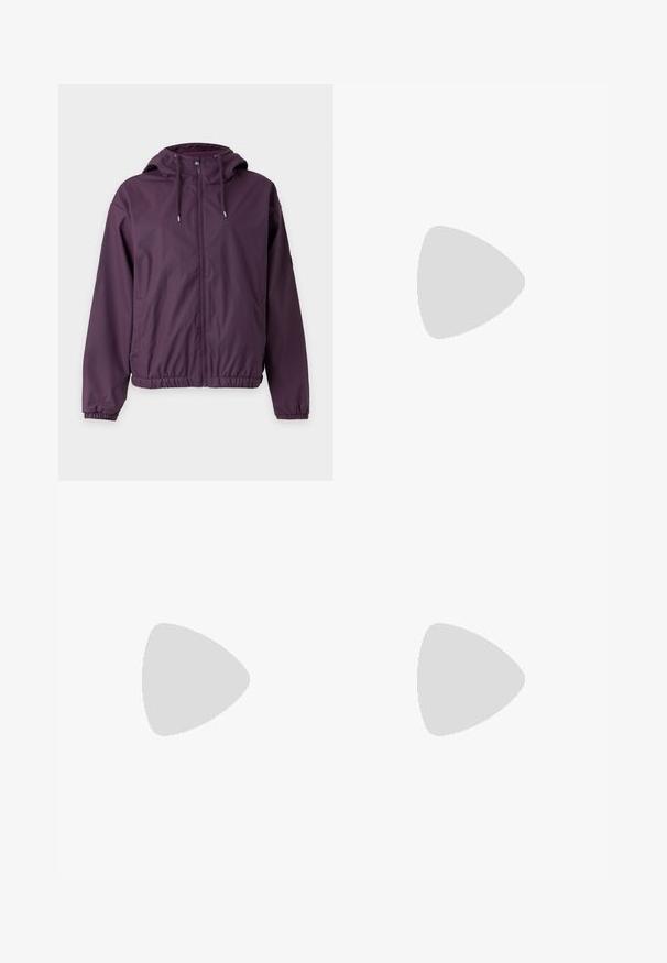 Lila Kapuzenjacke mit Frontreißverschluss, Kordelzugkapuze, elastischen Bündchen und elastischem Saum, dargestellt vor weißem Hintergrund.; Schwarzes kurzärmliges Baumwoll-T-Shirt mit Rundhalsausschnitt, Vorderansicht, schlichtes Design, GAP-Markenetikett im Kragen.; Schwarze Jeanshose mit einem elastischen Bund und Kordelzug, weitem Bein und dezentem Used-Effekt. Mit zwei Seitentaschen.; Schwarze Leder-Ballerinas mit spitzem Zehenbereich, gerafften Details am Schaft und einem silbernen Schnallenakzent am verstellbaren Riemen.