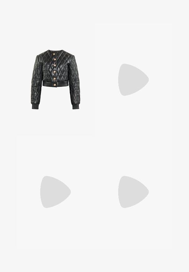 Sort quiltet lædercropped jakke med lange ærmer, ribbede manchetter og kant samt seks guldfarvede knapper foran.; Ærmeløs top i sort og creme med tie-dye-mønster, draperet halsudskæring og tekstureret stof, med diagonal ruching og varierende mønstre.; Vans CINCHED CHECK - Baggy jeans - light stonewash; Hvide sneakers med et tekstureret design, der har en lys grøn accent, båret med mørke jeans. Skoene har en let sål og snører.