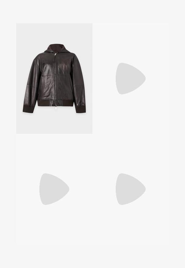 Dunkelbraune Lederjacke mit Reißverschluss, Stehkragen, gerippten Bündchen und Saum sowie dezentem Taschen- und Markenprägung auf der Vorderseite.; Schwarzes, geripptes Tanktop mit rundem Ausschnitt und breiten Trägern. Hergestellt aus einem weichen, elastischen Stoff und mit einer figurbetonten Passform.; Hellblaue Denim-Hosen im weiten Bein mit hoher Taille, ausgestattet mit einem Frontknopfverschluss, fünf Taschen und einem sauberen Saumabschluss.; Schwarze Lederstiefeletten mit spitzem Schuhblatt, niedrigem Blockabsatz und einem dekorativen Riemen mit silberner Schnalle. Glatte Textur.