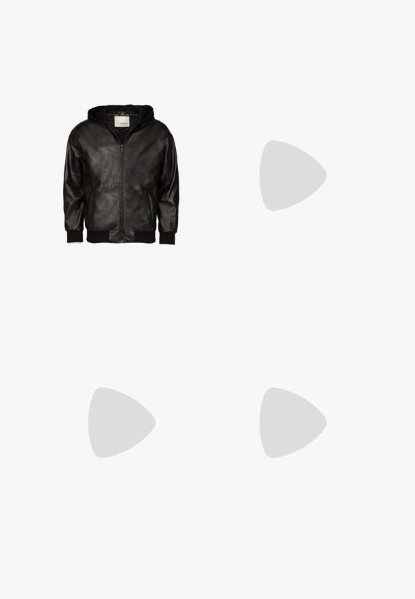 Schwarze Lederjacke mit Reißverschluss, gerippten Bündchen und Saum, mit angenähter schwarzer Stoffkapuze und Fronttaschen.; Burgunderfarbene T-Shirt aus weicher Baumwolle, mit Rundhalsausschnitt, kurzen Ärmeln und einem lässigen Schnitt. Es hat eine glatte Textur und keine sichtbaren Muster.; Schwarze Jeans aus Denim mit weitem Bein und hoher Taille, ausgestattet mit klassischem Fünf-Taschen-Design, dezentem Used-Look und Metallbeschlägen.; Dunkelbraune Herrenleder-Pennyloafers mit schwarzer Sohle und Steppdetails entlang der Spitze, im Seitenprofil gezeigt.