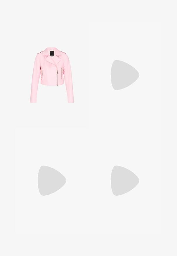 Afskåret pink faux læderjakke med klapkrave, lynlås foran og dekorative nitter langs skuldrene; slank og glat tekstur.; Hvid langærmet blondetop med firkantet udskæring, flæsekanter og lille sort sløjfeaccent i midten foran.; Mauve lyserød satin midinederdel med høj talje, glat, let udvidet silhuet og lige kant.; Beige læder balletflade med en sort kappe og lille sløjfe detalje foran, med en lav blokhælcirkler for støtte.
