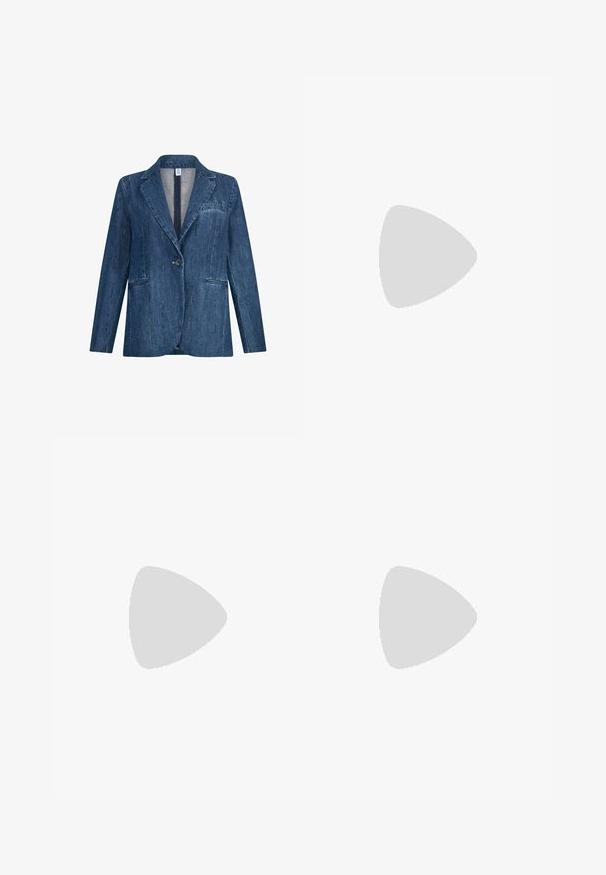 Blauwe denimblazer met één knoop, ingezette revers en twee steekzakken aan de voorkant, met subtiele glinsterende verticale stikseldetails.; Lichtblauwe denim overhemden met lange mouwen, puntige kraag, twee borstzakken en contrasterende stiksels. Heeft een westers stijl yoke ontwerp.; Donkerblauwe straight-leg spijkerbroek met voor- en muntzakken, knoopsluiting en zichtbare stiksels op een witte achtergrond.; Denim enkellaarsjes met een spitse neus, gebogen ontwerp, zilveren decoratieve stiksels en een 7,5 cm stilettohak. Donkerblauw met een gestructureerde afwerking.
