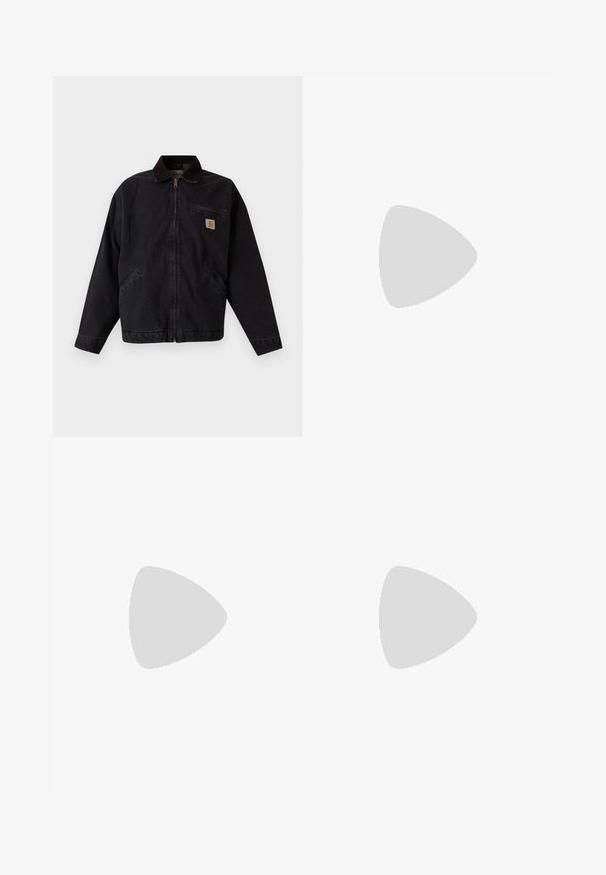 Veste noire à fermeture éclair avec col, deux poches latérales, une poche poitrine zippée et une petite étiquette carré avec le logo Carhartt à l'avant.; Haut blanc sans manches à encolure ronde avec un ourlet droit et une étiquette de marque noire à l'intérieur du col arrière.; Pantalons en denim noir à coupe droite, avec poches avant, fermeture éclair et un seul bouton supérieur. Tissu texturé avec une finition mate.; Bottine en cuir marron avec col noir, lacets jaunes et semelle beige. Présente un logo et des détails de couture blanche. Semelle extérieure à traction robuste.