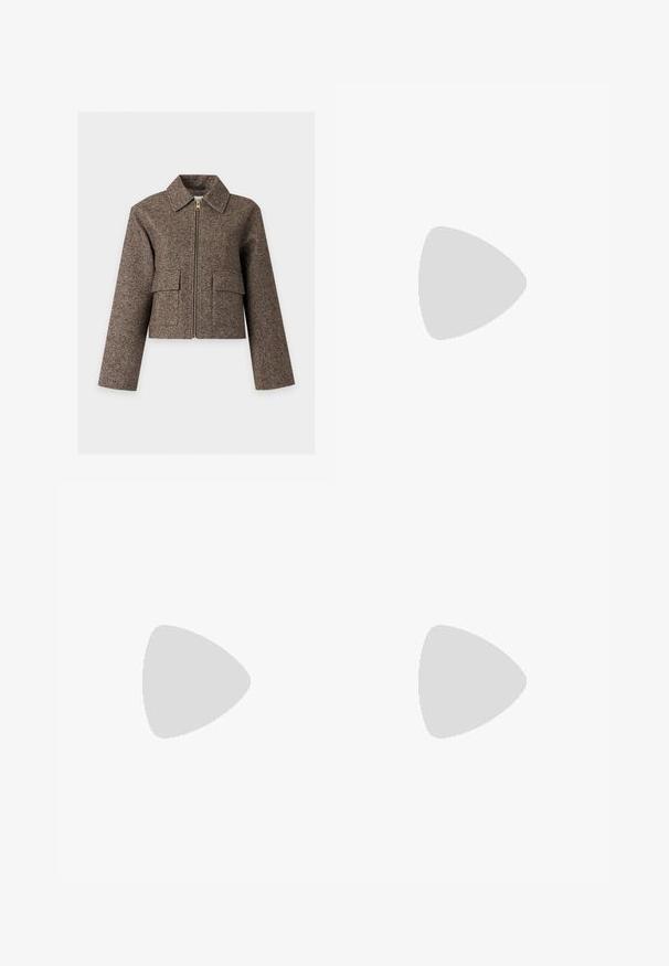 Veste en laine courte marron avec manches longues, fermeture éclair sur le devant, col pointu et deux poches à rabat sur fond uni.; Haut à manches longues crème en tissu doux et texturé. Doté d'un col en V et d'un détail torsadé au centre. Design court.; Pantalons larges noirs en tissu texturé avec un design plissé. Dotés d'une ceinture élastique et de poches latérales.; Jambes portant des leggings côtelés foncés associés à des ballerines noires avec de petits détails en nœud sur fond blanc.