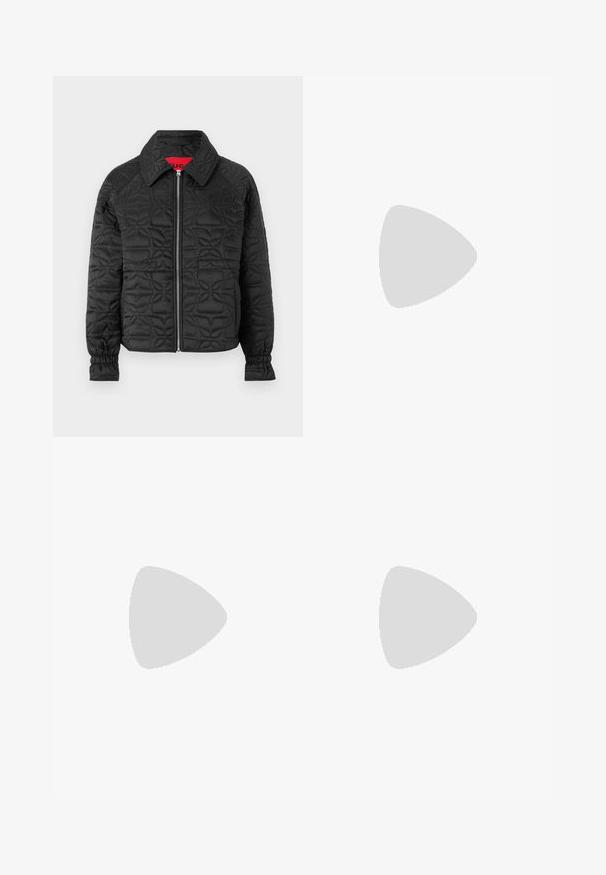 Veste noire matelassée avec fermeture éclair à l'avant, dotée d'un col, de poignets élastiques et de motifs floraux gaufrés sur l'ensemble. Étiquette intérieure rouge.; Haut en pullover blanc à manches courtes avec un col rond, des manches froncées et une taille ajustée. Fabriqué en tissu doux.; Jean large noir en denim, avec une taille haute, cinq poches et des accents en métal argenté. Texture lisse, design épuré.; Bottine en cuir noir avec un bout pointu et un talon carré lévitant au-dessus d'un sol gris réfléchissant près d'un mur en blocs de verre.