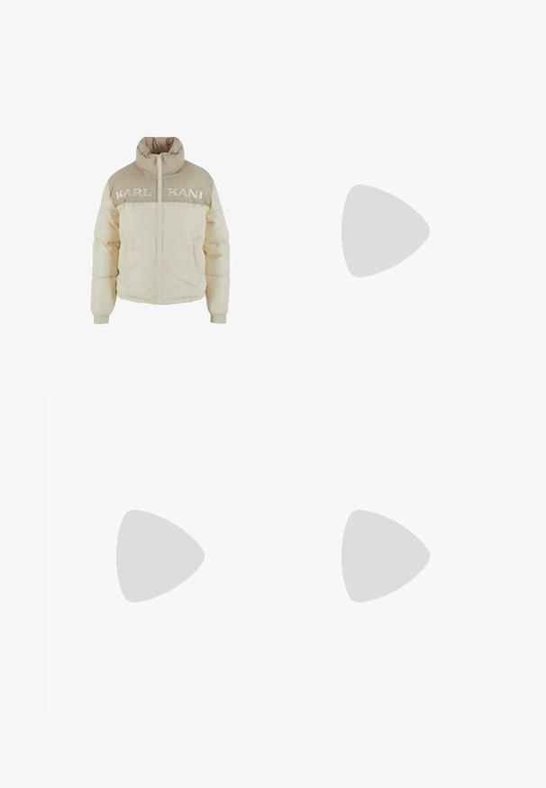 Pufferjakke i creme med beige detaljer. Høj krave, frontlynlås og broderet "KARL KANI" logo på brystet. Tekstureret stof.; Cremefarvet hættetrøje lavet af blødt stof. Har en frontlomme og en subtil broderet logo. Løs pasform med ribbede manchetter og kant.; Beige cargo bukser lavet af letvægtsmateriale, med knaplukning, sidelommer og justerbare benender for en afslappet pasform.; Hvid chunky sneaker med tyk sål, sølv detalje på hæl og side, snørebånd foran og trækstrop bagpå.