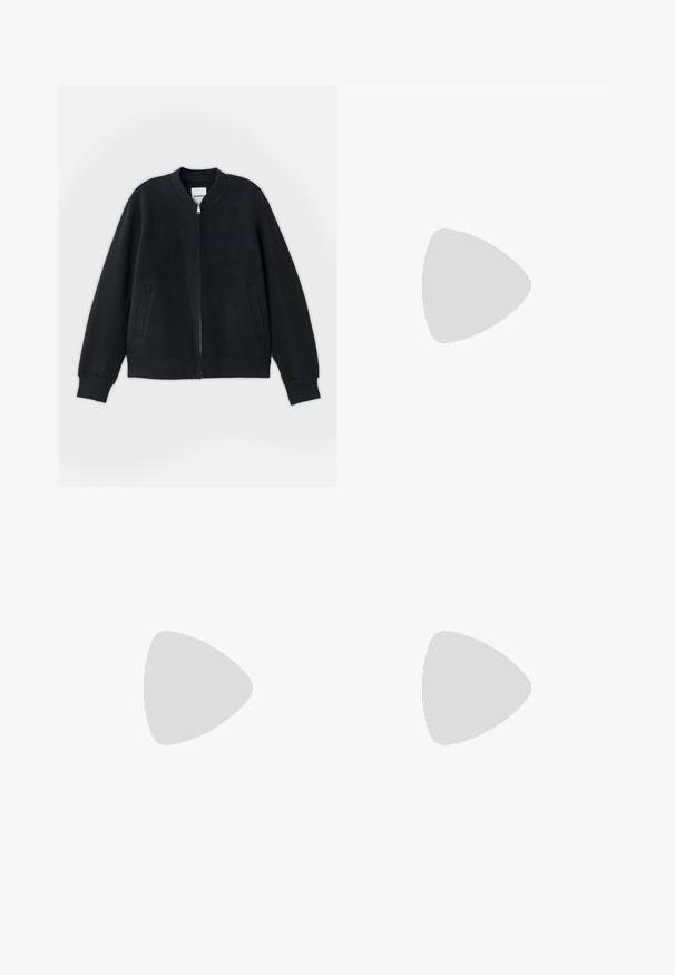 Sort bomberjakke lavet af struktureret stof, med lynlås foran, ribbede manchetter og to sidelommer. Enkel, minimalistisk design.; Sort v-hals t-shirt lavet af bomuld, med korte ærmer og en afslappet pasform. Enkel design, uden mønstre eller yderligere accenter.; Lyseblå denim jeans med et lige ben-design, der har en klassisk fem-lommer stil og et subtilt falmet mønster.; Sort lædersko med en rund tå, stikninger, minimale snørebånd og en tyk gummisål for greb og holdbarhed.