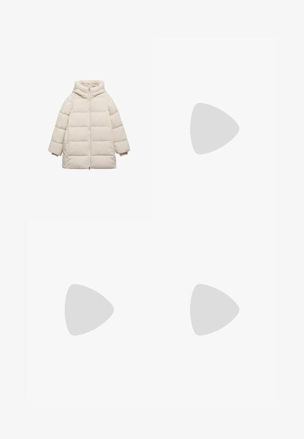 Veste matelassée beige clair avec capuche, manches longues, fermeture éclair à l'avant et texture matelassée. Présente une coupe décontractée et des panneaux cousus.; Pull en maille noire avec un col haut, coupe décontractée, motif en torsades et poignets côtelés. Présente une longueur cropped et une finition texturée.; Pantalons larges bleu marine en tissu doux avec une taille élastique et sans poches visibles ni ornements.; Mocassins en cuir noir avec une finition lisse, un bout arrondi et une sangle décorative sur le dessus. Semelle légère avec un léger talon.