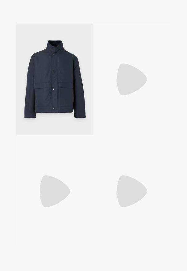 Chaqueta impermeable de color azul marino con un alto cuello, botones de presión y dos bolsillos frontales. Fabricada con un tejido duradero y de textura suave.; Camiseta gris de manga corta hecha de una mezcla de algodón, con un clásico cuello redondo y una textura lisa y suave.; Jeans de mezclilla azul claro con corte recto, diseño de cinco bolsillos, sutiles desgastes y costuras a contraste. Cierre de botón y cremallera.; Zapatilla blanca con acentos en negro y gris, que presenta una puntera texturizada en gris, suela de goma negra y cordones planos blancos. Diseño limpio, estilo minimalista.