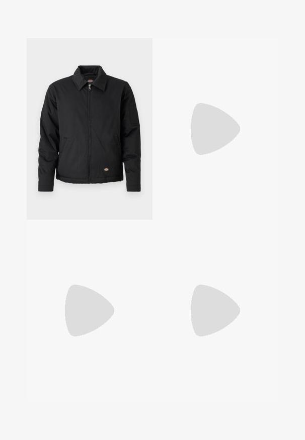 Veste noire avec fermeture éclair sur le devant, col pointu, poches latérales et une poche à patte sur la manche gauche. Fabriquée en tissu texturé, avec un logo.; Polo blanc à manches longues avec deux boutons et poignets côtelés, arborant un logo brodé subtil sur la poitrine.; Pantalon vert clair à cordon de serrage avec taille élastique, jambes droites, et texture subtile à côtes verticales.; Baskets Nike Air Force 1 noires flottant au-dessus d’un rebord en béton rose avec un fond en pierre grise, montrant des détails latéraux et supérieurs.