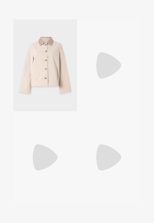 Beige skjortejakke med lange ærmer og en kontrasterende lys brun krave, vist på en ensfarvet lys baggrund.; Kortærmet beige striktrøje med rund halsudskæring, blød tekstur og afslappet pasform. Har subtile farvevariationer i hele stoffet.; Viddejeans i mørkegrå denim med høj talje, to frontlommer, midtersøm og diskret falmning på stoffet.; Brun patentlæder balletflade med firkantet tå og strop med en lille guldbuckle. Glat tekstur, lav hæl og minimalistisk design.