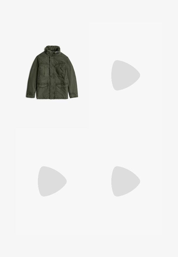 Veste militaire vert foncé avec col montant, fermeture éclair et boutons, et quatre poches avant à rabat.; Pull vert en tricot texturé, avec un col rond, des manches longues et un petit patch logo marron en bas à l'avant.; Gros plan sur un tissu vert foncé avec une texture de tissage visible et des plis doux créant des ombres et des reflets.; Botte de cheville en cuir marron à lacets avec semelle crantée noire épaisse et languette, sur fond blanc.