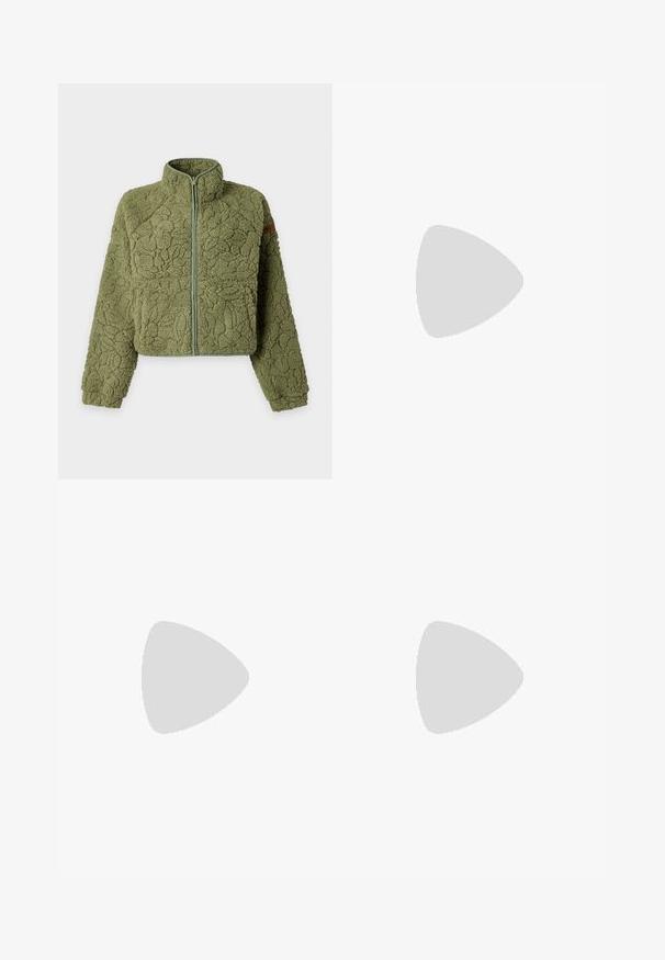 Chaqueta de forro polar verde texturizada con cremallera completa en la parte delantera, cuello alto, mangas largas y un pequeño parche marrón en el brazo izquierdo.; Camiseta de algodón en color verde azulado con mangas cortas, que presenta un cuello redondo y un pequeño logotipo bordado en naranja y burdeos en el pecho.; Pantalones negros de pierna ancha con grandes bolsillos delanteros de parche y trabillas para cinturón, mostrados sobre un fondo claro y liso.; Vans OLD SKOOL 36 UNISEX - Zapatillas - bordeaux