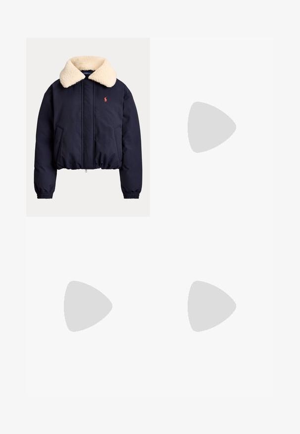 Námornícka bunda s krémovým sherpa golierom, predným zipsom, bočnými vreckami, elastickými manžetami a malým červeným vyšívaným logom na ľavej strane hrude.; Biely tielkový top z mäkkého materiálu, s rebrovaným výstrihom a lemom. Malé námornícke logo vyšívané v dolnom ľavom rohu.; Biele široké tepláky s elastickým pásom, šnúrkou, bočnými vreckami a malým námorníckym logom pri pravom vrecku.; Biela nízka teniska so šnurovaním vpredu, zsemišovými a koženými panelmi a svetlohnedou gumovou podrážkou na bielom pozadí.