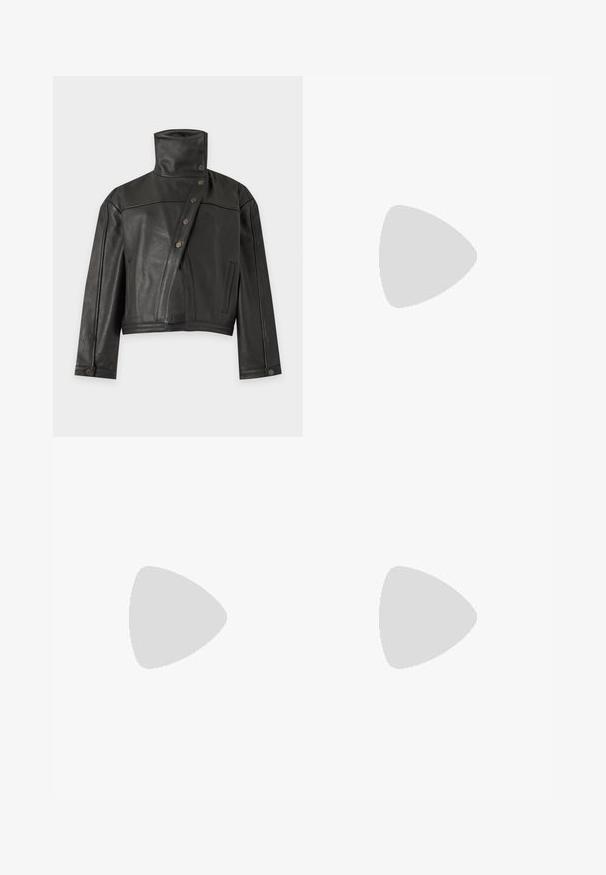 Zwarte leren jas met hoge kraag en asymmetrische voorzijde met drukknoopsluiting, lange mouwen en twee zijzakken.; Weekend Max Mara ZURCA - Top - antracite; Lichtblauwe wijde jeans met een hoge taille, met vervaging bij de benen, riemlussen en een traditionele metalen knoop en ritssluiting.; STAND STUDIO KELSEY - Muiltjes met hak - black
