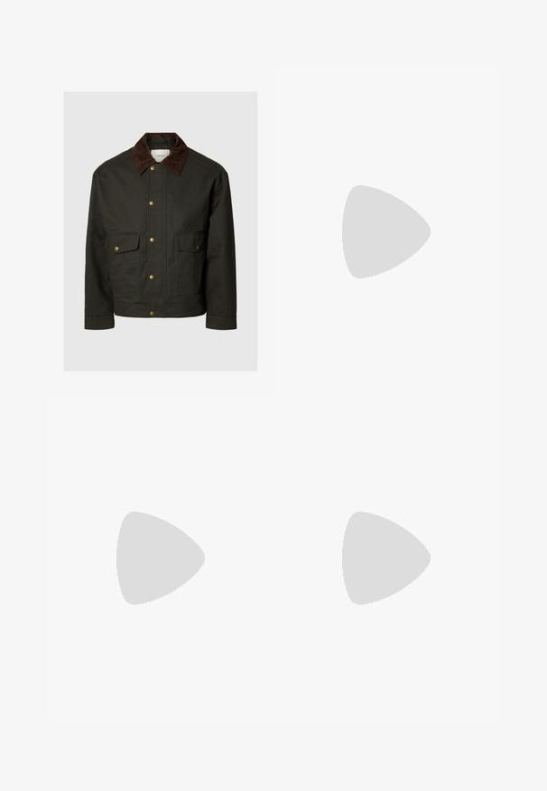 Chaqueta verde oscuro con cuello de pana marrón, botones a presión delanteros y dos grandes bolsillos de solapa con cierres de presión.; Camisa de manga larga color caqui hecha de algodón. Presenta un cierre de botones en la parte delantera, dos bolsillos en el pecho con solapas y un cuello clásico. Diseño sencillo.; Pantalones de pernera ancha en verde oliva, confeccionados con una tela resistente, que presentan un cierre de botón, bolsillos laterales y un diseño de dobladillo recto.; Bota Chelsea de cuero marrón con panel elástico lateral, costuras marrones, tiradores y suela de goma resistente con un patrón texturizado.
