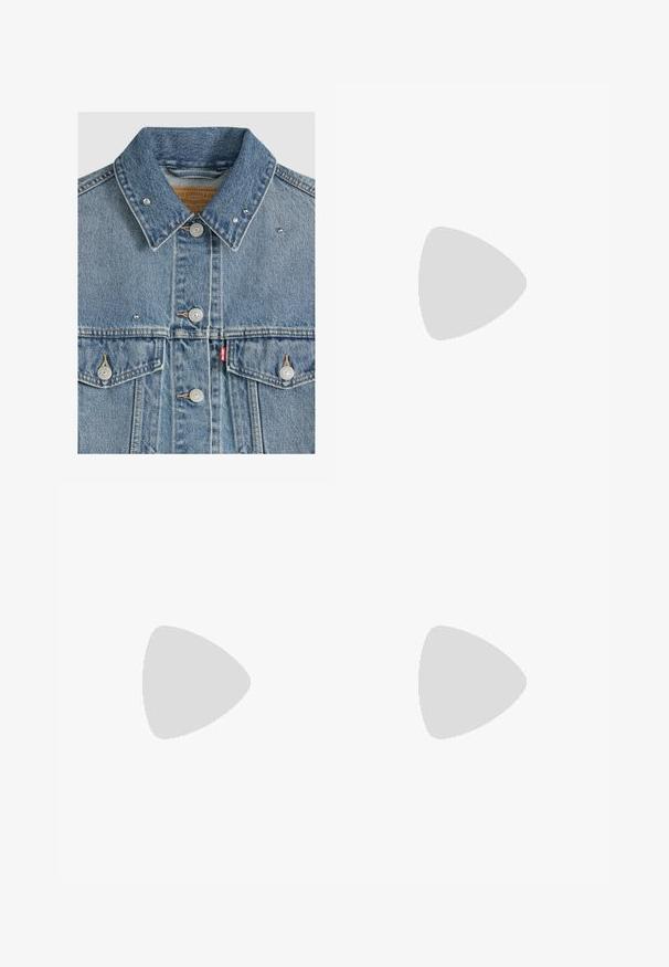Hellblaue Jeansjacke mit Metallknöpfen, zwei Brusttaschen, Metallnieten am Kragen und rotem Levi's Stoffetikett an der linken Tasche.; Hellblaues Jeanshemd mit langen Ärmeln, Knopfleiste vorne, zwei Brusttaschen und klassischem Kragen. Glatte Textur und lockere Passform.; Dunkelblaue Jeans aus Denim mit geradem Bein-Design. Verfügt über einen Reißverschluss mit Knopfverschluss, fünf Taschen und kontrastierende Nähte.; Cowboy-Stiefel aus dunkelblauem Leder, mit spitz zulaufender Zehenpartie, geschwungenen Akzenten und einem niedrigen, gestapelten Absatz mit dezenten Nähdetails.