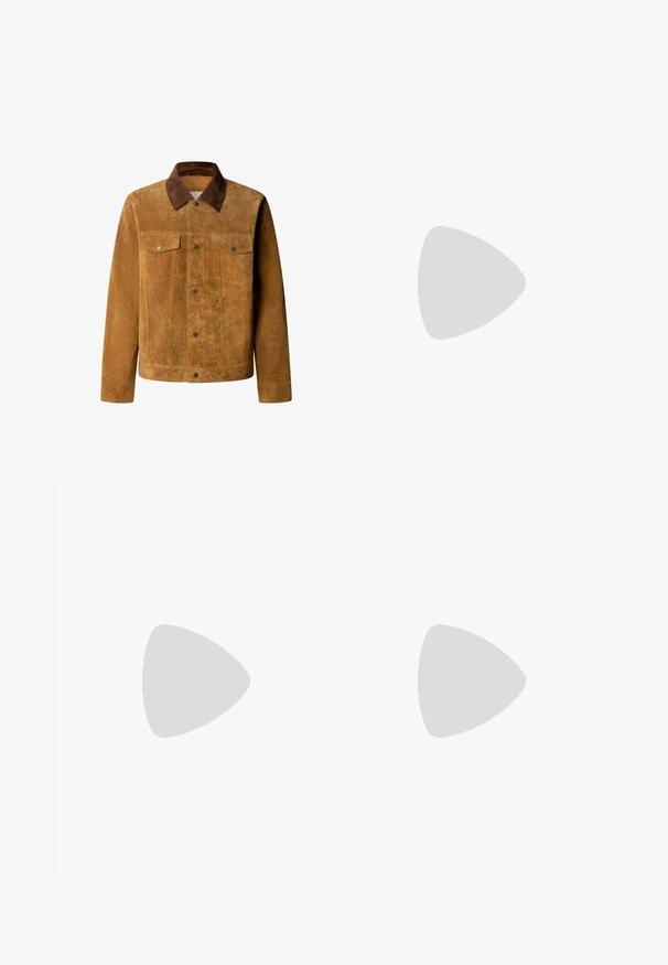 Braune Wildlederjacke mit dunkelbraunem Kragen, Druckknöpfen vorne und zwei Brustklapptaschen mit Knöpfen, auf weißem Hintergrund dargestellt.; Hellblaues Denim-Hemd mit langen Ärmeln, Druckknöpfen, zwei Brusttaschen mit Klappen und Zickzacknaht, Kragen und Wrangler-Etikett.; Ausgestellte blaue Jeans aus Denim mit mittelhohem Bund, die von dunkel zu hell verblassen. Sie verfügen über fünf Taschen und einen Knopfverschluss.; Braune Wildleder-Stiefelette mit spitzem Kopf, niedrigem Blockabsatz und einer Anziehhilfe an der Rückseite für ein einfaches An- und Ausziehen. Glatte Textur und schlichtes Design.