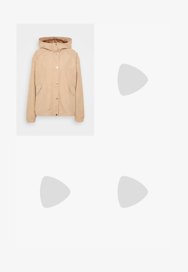 Chaqueta beige con capucha, cierre de presión, bolsillos laterales, mangas elásticas y textura suave. Costuras de hombro reforzadas y forro interior visible.; Camiseta corta de manga corta blanca, con cuello redondo, exhibida sobre un fondo neutral claro.; Vaqueros de mezclilla azul claro de talle alto con piernas anchas, cierre delantero con botones y cremallera, y bolsillos delanteros y traseros.; Botín de piel marrón oscuro que llega hasta la mitad de la pantorrilla, con puntera redonda, suela negra gruesa, tacón bajo y una lengüeta en la parte posterior.