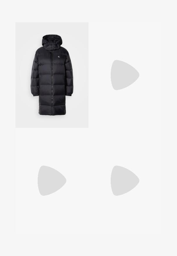 Abrigo de plumas negro con capucha, que presenta un cierre de cremallera, puños elásticos y un logotipo en el pecho. Textura suave y diseño hasta la rodilla.; Suéter de cuello alto color beige claro, fabricado con una tela suave. Presenta un corte relajado, dobladillos y puños acanalados, y mangas largas. Diseño minimalista.; Jeans de mezclilla de corte ancho en un tono azul claro, con cintura alta, diseño de cinco bolsillos y un ligero desgastado en la tela.; Botín negro de cuero con punta puntiaguda y tacón bajo estilo kitten, mostrado en ángulo sobre un suelo pulido y con una pared de bloques de vidrio de fondo.