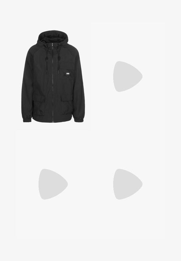 Veste à capuche noire fabriquée en tissu léger, dotée d'une fermeture éclair sur le devant, d'un cordon de serrage ajustable et d'une poche poitrine avec détail du logo.; Pull en tricot noir avec un col zippé mi-hauteur, des poignets côtelés et un ourlet côtelé. Présente une étiquette d'accent en cuir marron sur le bas à gauche.; Pantalons cargo noirs en tissu durable. Comprend plusieurs poches latérales, une fermeture à bouton et un design de jambe fuselée. Devant plat, sans motifs.; Botte tactique noire avec une tige en cuir lisse et des panneaux en tissu, design montante, fermeture à lacets à l'avant et semelle en caoutchouc robuste.