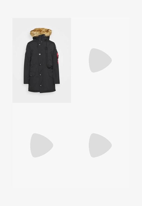 Schwarze Parka mit Kunstfellkapuze, Druckknöpfen, Vordertaschen und verstellbarem Kordelzug in der Taille. Verfügt über eine seitliche Reißverschlusstasche mit rotem Etikett.; Weißes Baumwoll-T-Shirt mit schwarzem, fett gedrucktem Text mit den Worten "DIE-SEL" und "AUTOMAT". Rundhalsausschnitt und kurze Ärmel. Glatte Textur.; Dunkelblaue Bootcut-Jeans mit zwei vorderen Knöpfen, fünf Taschen und feinem Verblassen an Oberschenkeln und Knien.; Schwarzer Knöchelstiefel aus glänzendem Material mit quadratischer Zehenform und verjüngtem Absatz, vor einem glänzenden silbernen gepolsterten Hintergrund.