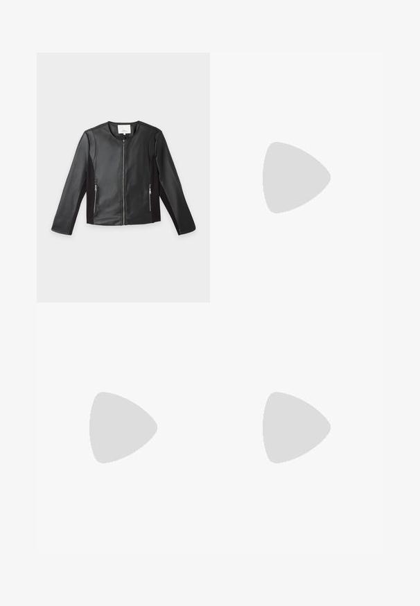 Schwarze Jacke aus Kunstleder mit langen Ärmeln, rundem Ausschnitt, Frontreißverschluss und zwei seitlichen Reißverschlusstaschen, dargestellt vor weißem Hintergrund.; Weißes langärmliges Hemd zum Zumachen mit spitzem Kragen und tailliertem Schnitt vor hellem Hintergrund.; Dunkelblaue Slim-Fit-Jeans aus Denim mit einem Frontknopf und Taschen, von der Front gegen einen weißen Hintergrund gezeigt.; Schwarze Leder-Slingback-Pumps mit spitzem Zehenbereich und Blockabsatz. Glatte Textur, minimalistisches Design und verstellbarer Knöchelriemen.