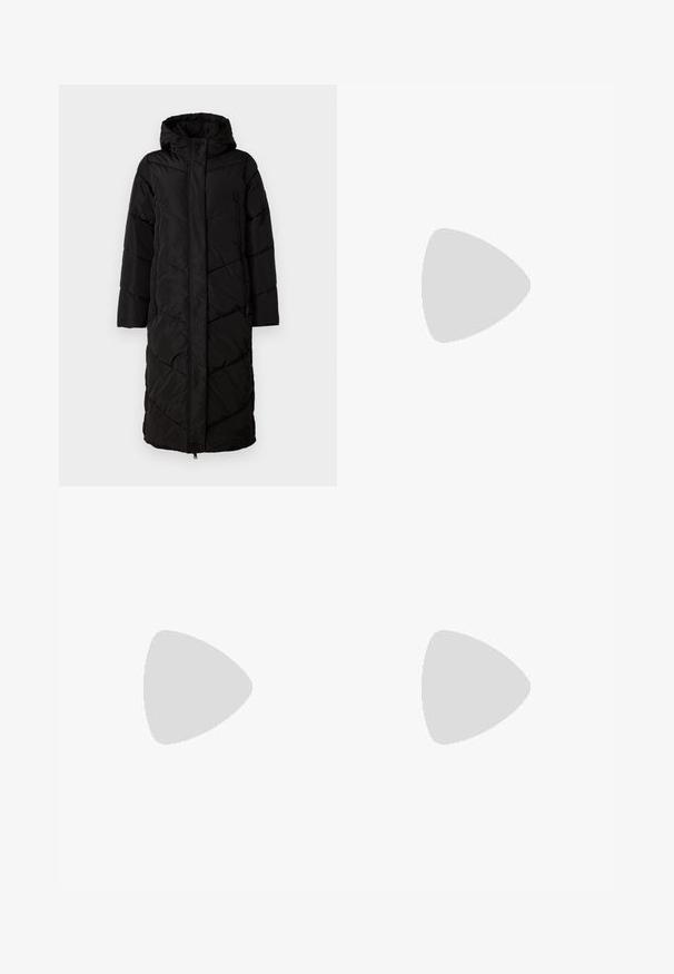 Musta pitkä puffatakkia hupulla, jossa on vino tikkikuvio, etuvetoketju ja kaksi sivutaskua. Sileä, kevyt materiaali.; Lyhyeksi leikattu vaaleanpunainen poolopaita, joka on valmistettu teksturoidusta palmikkoneuleesta. Paidassa on ribattu kaulus ja hihansuut, pitkät hihat sekä tiukka helma.; Tummansinisiä farkkuja suoranlahkeisella muotoilulla, viisi taskua, vyölenkit ja näkyvät ompeluvaroitukset. Sileä pinta, keskikorkea istuvuus.; Musta nahka loafer paksulla, kokeellisella kumipohjalla, jossa on sahalaitareuna ja yksi koristeellinen metallinen yksityiskohta päällisessä.