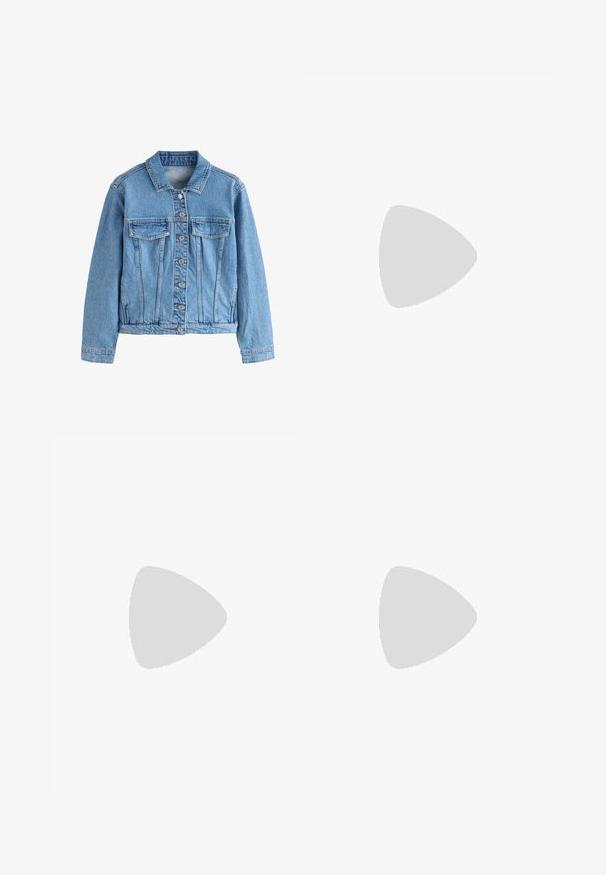 Lyseblå denimjakke med metalknapper foran, brystlommer med klapper, krave og lange ærmer, lagt fladt på hvid baggrund.; Hvid ærmeløs tanktop med firkantet udskæring, glat tekstur og tætsiddende design. Fremstillet af letvægtsmateriale.; Lyseblå denim shorts med rå kant, fem lommer og knaplukning. Stoffet har en let slidt tekstur.; Hvid lav-toppet sneaker med syninger, ruskindsdetaljer, snørelukning og beige gummisål på en ensfarvet baggrund.