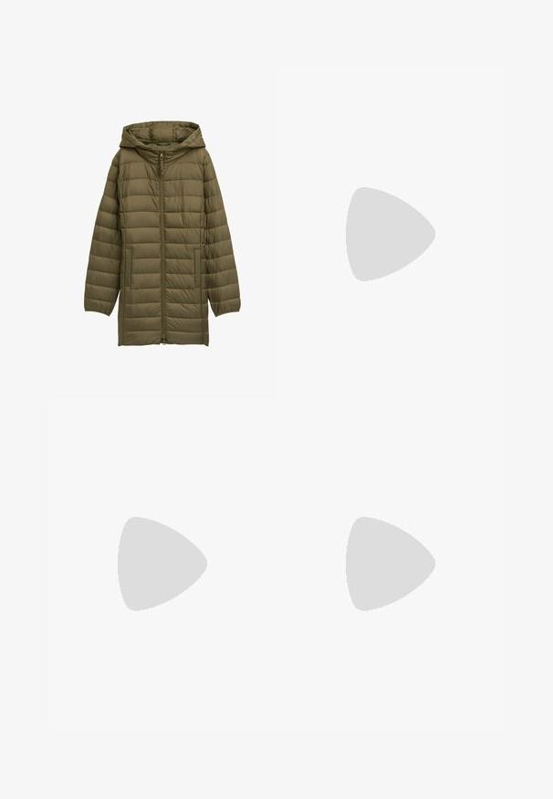TOM TAILOR DENIM LIGHTWEIGHT STEPP MIT KAPUZE - Wintermantel - grape leaf green; Bruine top met korte mouwen en een losse pasvorm, gemaakt van gestructureerde stof. Heeft een brede halslijn en een boxy ontwerp.; Donkerblauwe rechte jeans van denim. Heeft vijf zakken, contrasterend oranje stiksels en een label op de tailleband met de merknaam.; Donkergroene suède lage sneaker met beige fleece kraag, crèmekleurige veters en dikke lichtbruine rubberen zool, zijaanzicht op witte achtergrond.