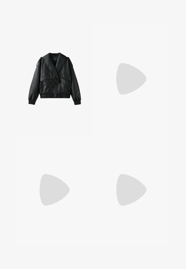 Schwarze Jacke aus Kunstleder mit weitem Kragen, doppelreihigen Knöpfen, elastischem Saum und Bündchen sowie vorderen Klappentaschen.; Langärmliges, schlichtes weißes Rundhals-Shirt mit schlanker Passform, dargestellt vor einem hellgrauen Hintergrund.; Schwarze Jeans mit weitem Bein und hoher Taille, vorne mit Knopf- und Reißverschluss, Gürtelschlaufen und Fünf-Taschen-Design.; Schwarzer Nike Sportschuh mit silbernem Swoosh-Logo, Mesh- und synthetischem Obermaterial und einer markanten segmentierten gepolsterten Sohle.