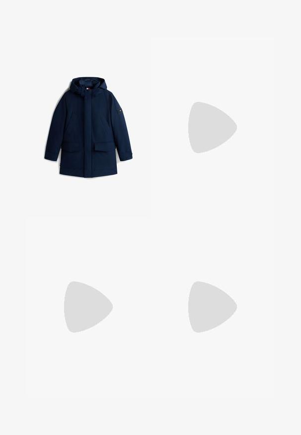 Mørkeblå vinterjakke med hætte, lynlås foran, trykknapper, to brystlommer og to store lommer med klap nederst.; Creme-farvet sweater med ribbede manchetter og halsudskæring. Har et rektangulært logo i marineblå, hvid og rød med teksten "TOMMY JEANS". Blød tekstur.; Lyseblå denim jeans med lige ben-design, fem lommer, knaplukning, minimal falming og kontraststingdetaljer.; Sorte lædersko med glat tekstur, rund tå og lav, præget syning. Tykk gummisål med let hæl og skridsikker mønster.