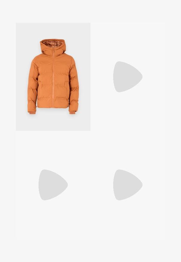 Chaqueta tipo abrigo en color naranja quemado, con capucha, cremallera frontal y puños elásticos. Exterior liso y diseño acolchado para aislamiento.; Suéter de manga larga verde oscuro, hecho de un tejido suave y texturizado, con cuello redondo y puños y dobladillo acanalados. Diseño simple y clásico.; Pantalones de algodón azul marino con un diseño de pierna recta. Cuenta con bolsillos delanteros, cierre de botón y detalles de costura visibles.; Zapatilla beige con acabado texturizado, rayas azul marino y suela de goma. Presenta una lengüeta acolchada y un sistema de cordones tradicional para un ajuste seguro.