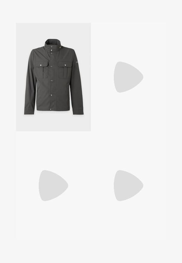 Donkergrijs herenjack met hoge kraag, drukknoopsluiting voor, en twee borstflapzakken met drukknoopsluitingen, afgebeeld op een effen achtergrond.; Zwarte v-hals t-shirt van katoen, met korte mouwen en een ontspannen pasvorm. Eenvoudig ontwerp, geen patronen of extra accenten.; Lichtblauwe denim jeans met een rechte pijpdesign, voorzien van traditionele vijf-pocket stijl en subtiele vervaging richting de knieën.; Zwarte suède sneakers met een lage profiel, ronde neus en een gestructureerde rubberen zool. Beschikt over vijf veterogen en een achterste lus.
