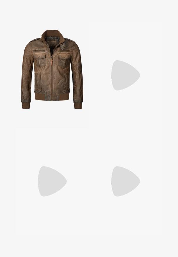 Chaqueta de cuero marrón con cremallera frontal, cuello acanalado y dos bolsillos en el pecho. Cuenta con un bolsillo con cremallera en el brazo izquierdo y costuras detalladas.; Camisa de botón de manga corta en verde oliva, hecha de una tela ligera, con un bolsillo en el pecho y una etiqueta de la marca en el lado izquierdo.; Chinos caqui con una textura de tela suave, diseño de pierna recta, bolsillos frontales y cierre de botón. Cintura estructurada con trabillas para cinturón.; Botines de ante marrón con punta redondeada, cordones grises y suela de goma de color claro. Diseño sencillo con detalles de costuras.