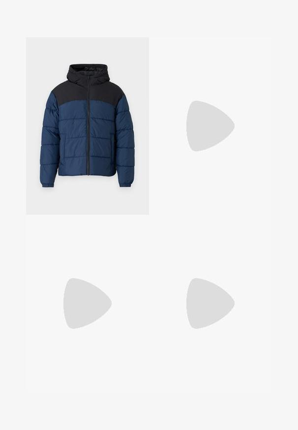 Marineblå pufferjakke med sorte skuldre, der har en frontlynlås, hætte og elastiske manchetter. Vandsækkende materiale med quiltet struktur.; Sort og beige stribet ribstrik sweater med lange ærmer og en kort sølvlynlås ved den høje krave.; Grå uld-blandede bukser med to frontindfoldninger, bæltestropper, sidelommer og knaplukning. Lige ben-design med en glat tekstur.; Casual sneakers i creme med sorte striber, med en tekstureret overdel og sål i gummigummi. Snørebåndene er sorte. Diskret logo på siden.
