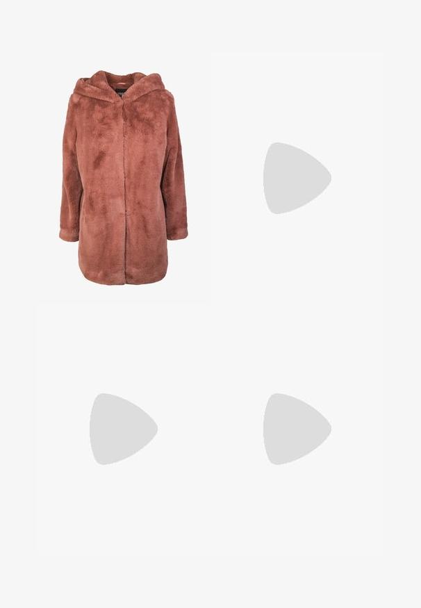 Jas met capuchon van nepbont in een stofroze kleur, met een zachte textuur, voorsluiting en lange mouwen. Minimalistisch ontwerp zonder opvallende accenten.; Rode gebreide trui met een ronde hals, verlaagde schouders en een geribbelde zoom. Heeft een textuur met een grof patroon over de hele trui.; Blauwe denim jeans met een recht gesneden ontwerp, vijf-pocketstijl en subtiele vervaging. Voorzien van een knoopsluiting en gestikte details.; Wit lage canvas sneaker met witte veters, rubberen zool, zwarte streepdetails en logopatch op de tong en hiel.