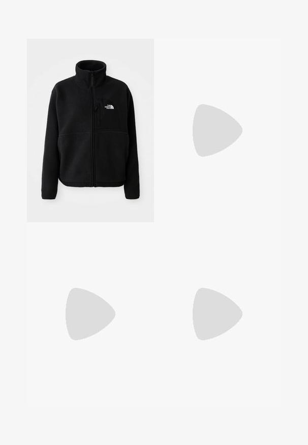 Sort fleecejakke med høj krave, fuld lynlås og en lomme på venstre bryst med et logo. Stofoverfladen er blød og struktureret.; Helt hvid langærmet t-shirt med rund hals lagt fladt på en hvid overflade, der viser fronten og hele ærmelængden.; Højtaljede sorte denimjeans med lodrette striber, lige ben og metalknaplukning fortil.; Nike P-6000 sneakers med en lys grå mesh overdel, sorte accenter og en holdbar sort gummisål. Har et detaljeret design og snøresystem.