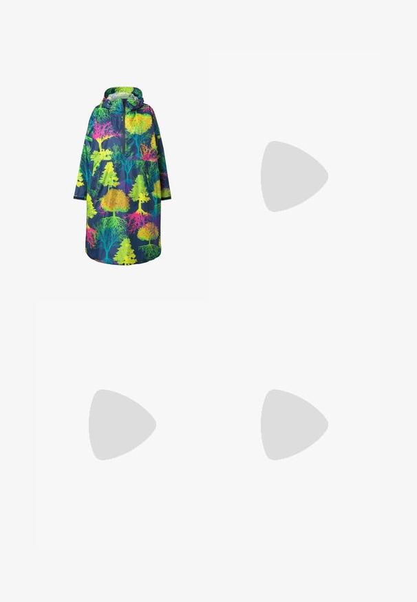 Long manteau de pluie navy avec une capuche, présentant un motif coloré d'arbre et de racines dans des teintes néon vert, jaune, rose, bleu et violet.; Pull en tricot avec un motif texturé, featuring des rayures turquoise et jaunes. La laine épaisse donne un aspect chunky et douillet.; Materiel DIAGONAL GATHERED SKIRT - Jupe crayon - golden hour; NA-KD WAVY ELASTIC BOOTS - Bottes à plateau - black/purple
