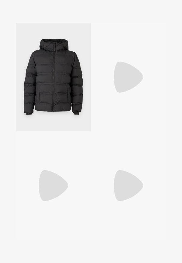 Sort pufferjakke med lynlås foran, tætsiddende hætte og syede sektioner til isolering. Blød, glat tekstur og en struktureret design.; Grå fiskebensmønstret sweatshirt med høj krave og kvartlynlås. Har ribstrikkede manchetter og kant, der giver en struktureret finish.; Sorte jeans med lige ben og falmede detaljer, med front- og møntlommer, knap- og lynlås-lukning, præsenteret på en hvid baggrund.; Sølv sneakers med en glat overflade, snørebånd, perforerede detaljer og en struktureret brun gummi sål.