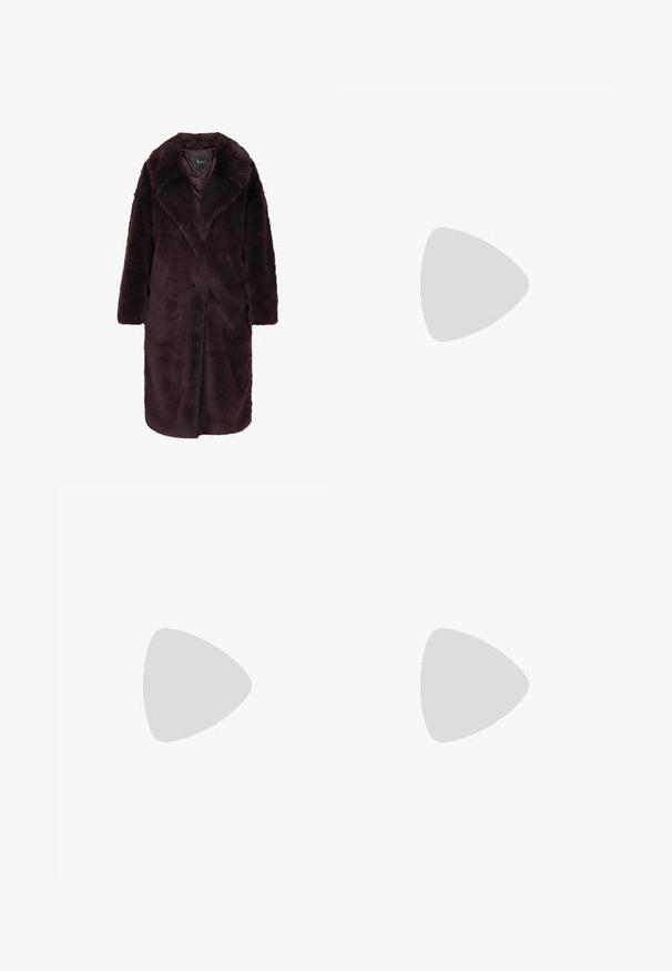 Abrigo de peluche de imitación de color púrpura oscuro, con un amplio cuello, mangas largas, frente abierto y textura suave, adecuado para climas fríos.; Vestido sin mangas de satén burdeos hasta el suelo, con tirantes finos y ajustables y busto entallado con detalles sutiles de costuras.; Woden WODEN - Tacones - cherry; Bolso de mano rectangular negro cubierto de pequeños cristales, con un cierre dorado con detalles decorativos en la parte superior.